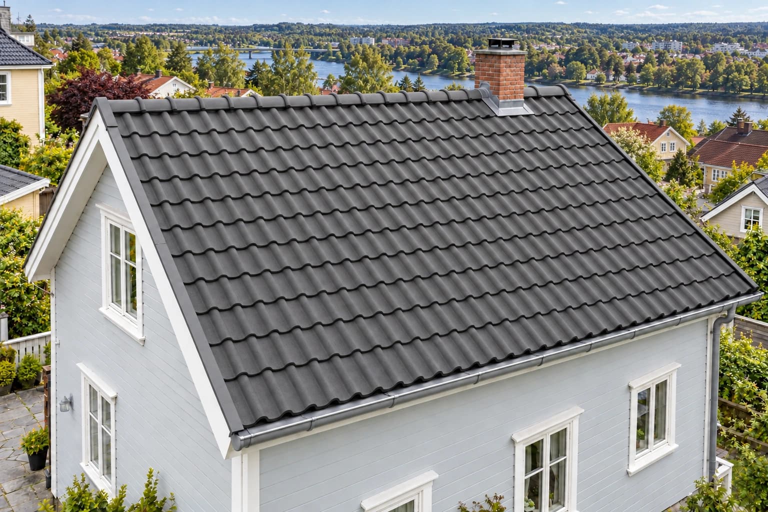 Ny tekking, møne og beslag er vist her. Åpne taket for å se lagene under.